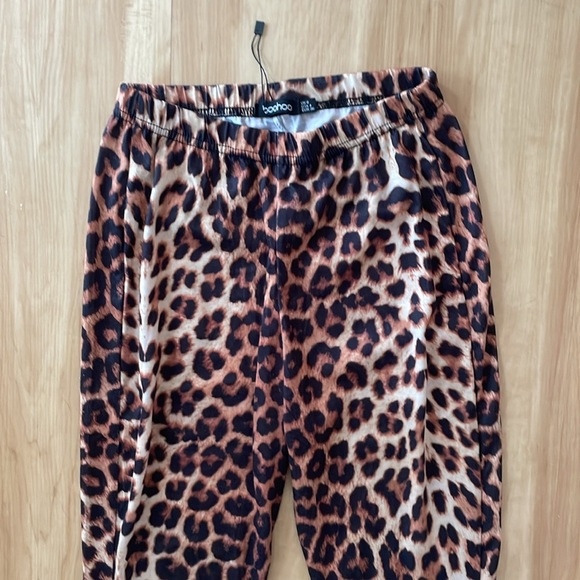 Boohoo Leopard bell bottom pants - Picture 2 of 3